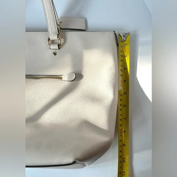 NWOT Coach Tote Pebbled Cream Leather Gold Hrdware Wonderful Mother’s Day Gift
